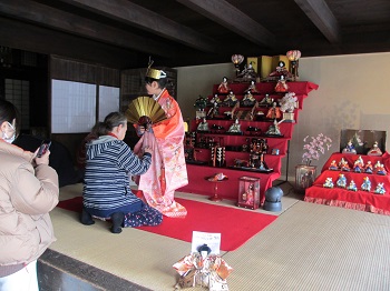 おひな様と写真を撮ろう1