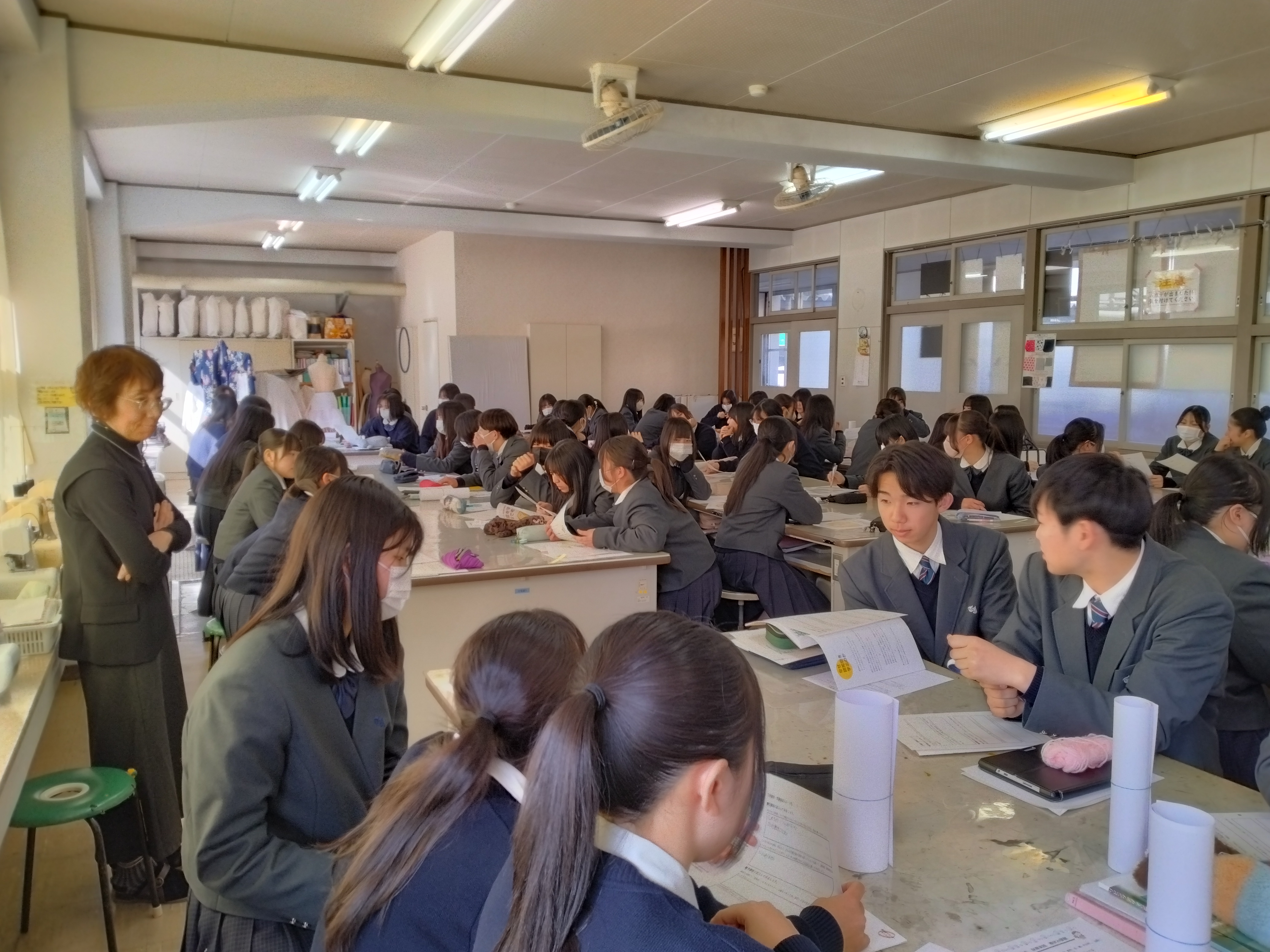 東濃実業高等学校で行った認知症サポーター養成講座の写真 高校生がグループワークを行っている写真