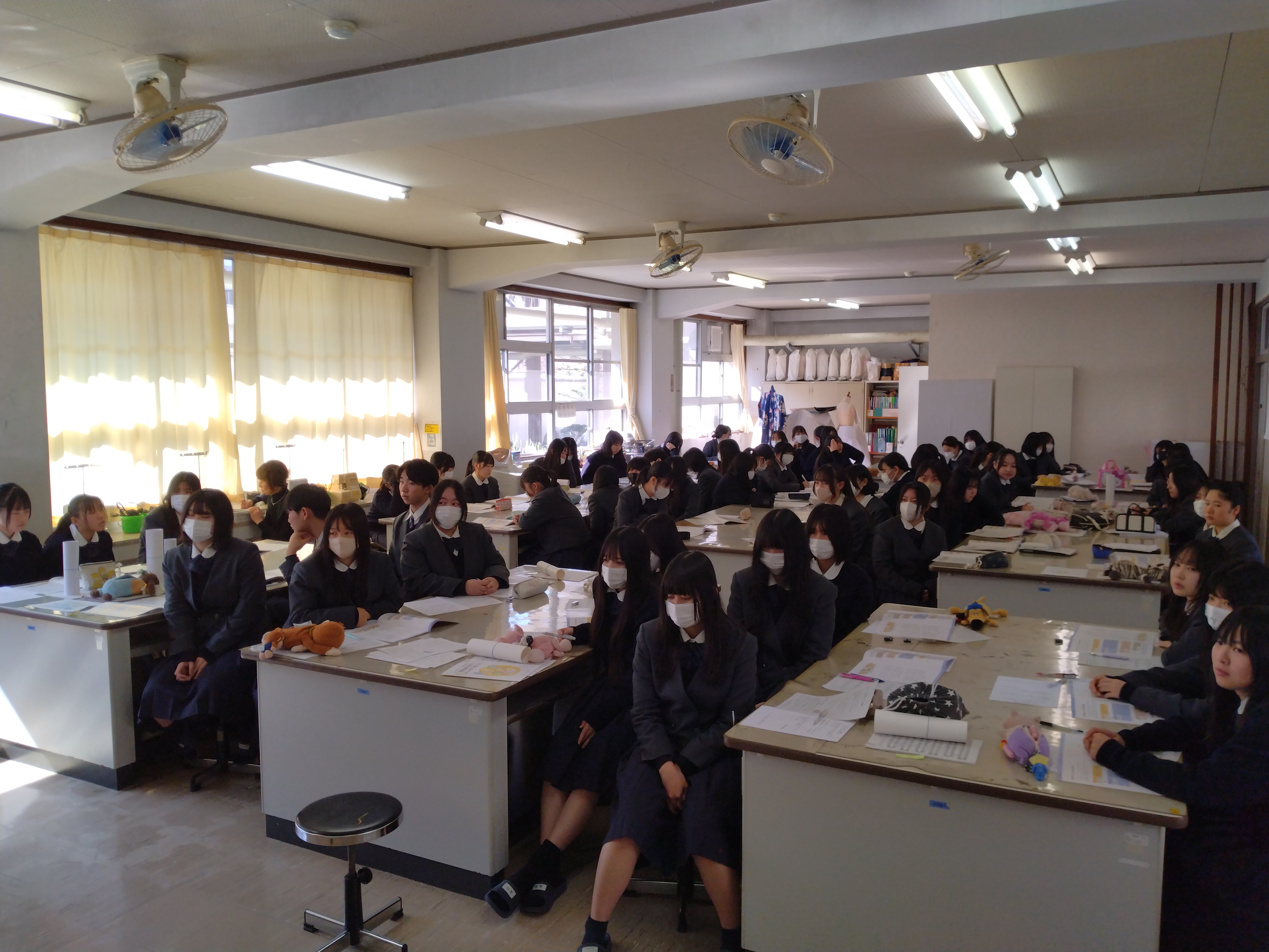 東濃実業高等学校で行った認知症サポーター養成講座の写真 高校生が講義を真剣に聞いている写真