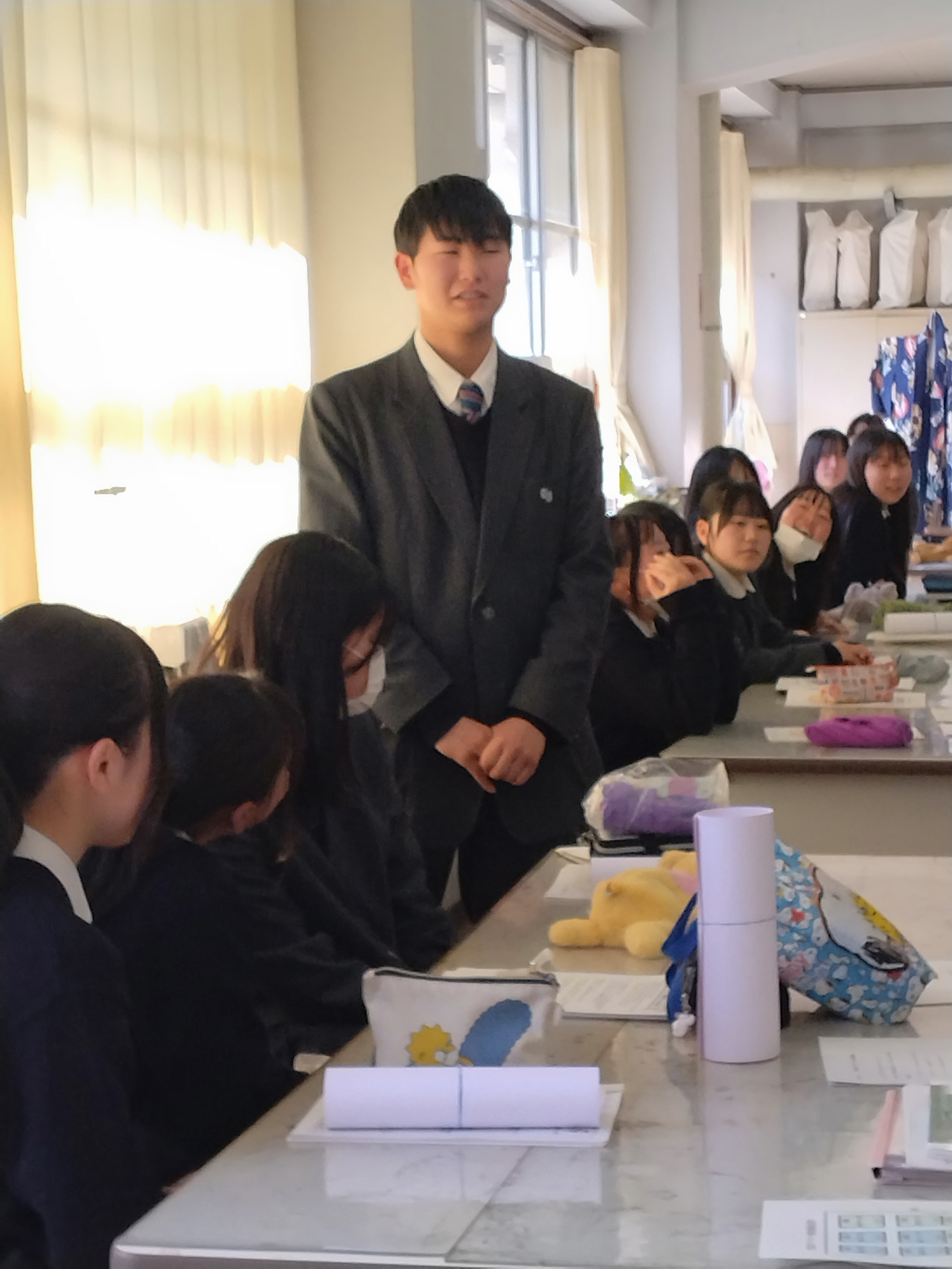 東濃実業高等学校で行った認知症サポーター養成講座の写真 代表の高校生が意見発表している写真