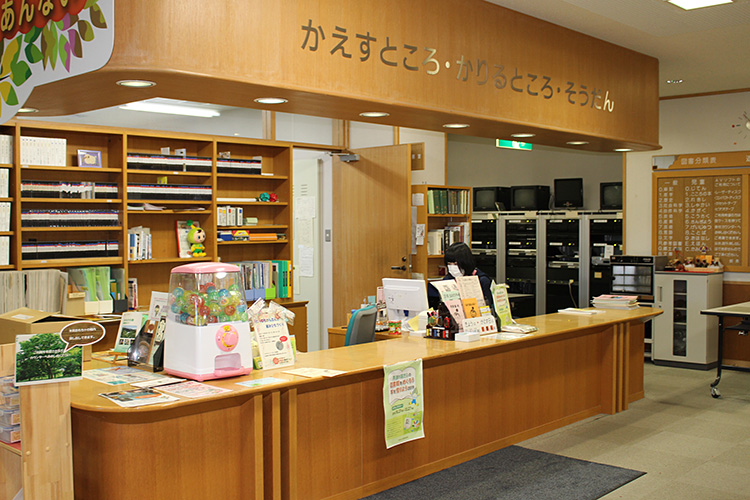 御嵩町図書館　貸出カウンター