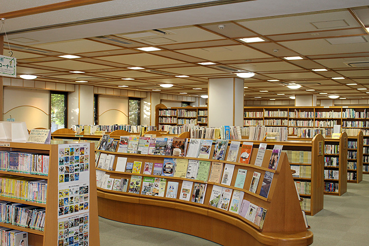 御嵩町図書館　書架